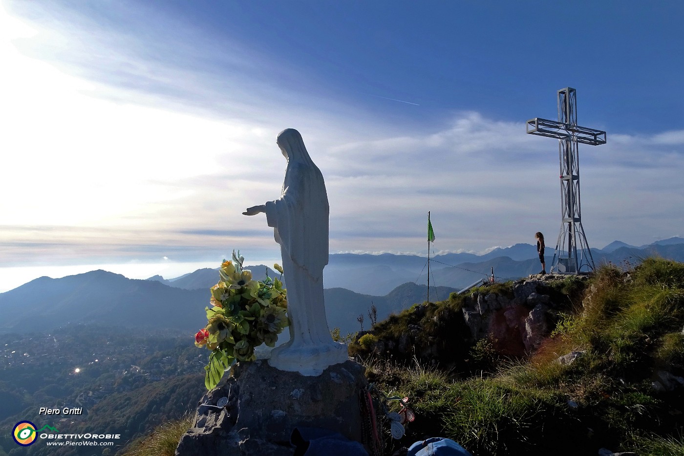 36 In vetta alla Cornagera con la nuova croce accanto alla Madonnina.JPG